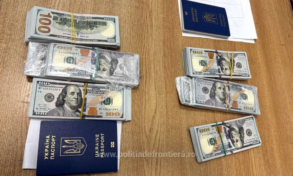 Bancnote în sumă de 60.000 de dolari, găsite ascunse în încălțămintea a două femei