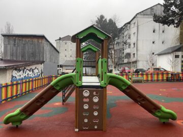 Loc de joacă complet refăcut, dat în folosință de Crăciun, în  cartierul sucevean George Enescu
