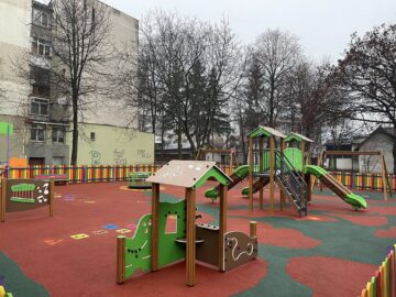 Loc de joacă complet refăcut, dat în folosință de Crăciun, în  cartierul sucevean George Enescu