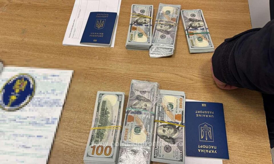 Bancnote în sumă de 60.000 de dolari, găsite ascunse în încălțămintea a două femei