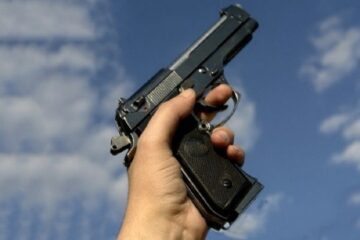 Un soț agresiv care i-a atacat pe polițiști cu drujba a fost împușcat în zona mâinilor