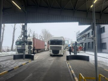 Coloana de TIR-uri la ieșirea din țară prin vama Siret se întinde pe 3,5 kilometri. Partea ucraineană are dificultăți operaționale din cauza întreruperii energiei electrice