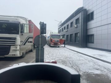 Coloana de TIR-uri la ieșirea din țară prin vama Siret se întinde pe 3,5 kilometri. Partea ucraineană are dificultăți operaționale din cauza întreruperii energiei electrice