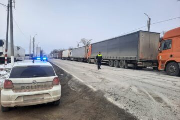 Coloana de TIR-uri la ieșirea din țară prin vama Siret se întinde pe 3,5 kilometri. Partea ucraineană are dificultăți operaționale din cauza întreruperii energiei electrice Coloana de TIR-uri la ieșirea din țară prin vama Siret se întinde pe 3,5 kilometri. Partea ucraineană are dificultăți operaționale din cauza întreruperii energiei electrice