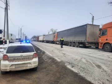 Coloana de TIR-uri la ieșirea din țară prin vama Siret se întinde pe 3,5 kilometri. Partea ucraineană are dificultăți operaționale din cauza întreruperii energiei electrice