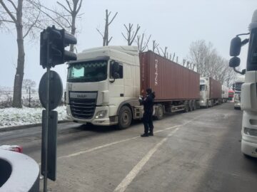 Coloana de TIR-uri la ieșirea din țară prin vama Siret se întinde pe 3,5 kilometri. Partea ucraineană are dificultăți operaționale din cauza întreruperii energiei electrice