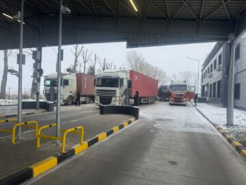 Coloana de TIR-uri la ieșirea din țară prin vama Siret se întinde pe 3,5 kilometri. Partea ucraineană are dificultăți operaționale din cauza întreruperii energiei electrice