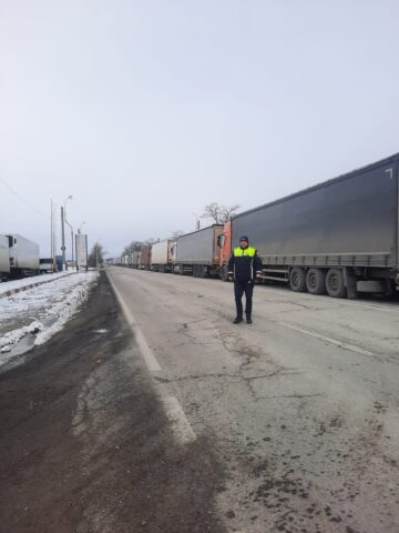Coloana de TIR-uri la ieșirea din țară prin vama Siret se întinde pe 3,5 kilometri. Partea ucraineană are dificultăți operaționale din cauza întreruperii energiei electrice