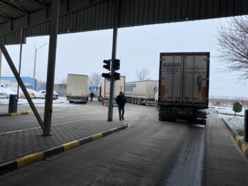 Coloana de TIR-uri la ieșirea din țară prin vama Siret se întinde pe 3,5 kilometri. Partea ucraineană are dificultăți operaționale din cauza întreruperii energiei electrice