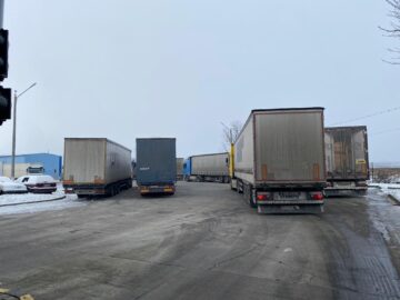 Coloana de TIR-uri la ieșirea din țară prin vama Siret se întinde pe 3,5 kilometri. Partea ucraineană are dificultăți operaționale din cauza întreruperii energiei electrice