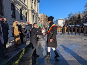 Gheorghe Șoldan și personalități sportive și academice din județ i-au întâmpinat pe urătorii de la Festivalul „Obiceiuri de Iarnă” din Suceava
