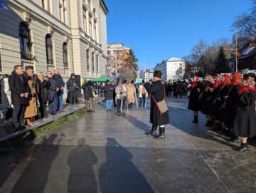 Gheorghe Șoldan și personalități sportive și academice din județ i-au întâmpinat pe urătorii de la Festivalul „Obiceiuri de Iarnă” din Suceava