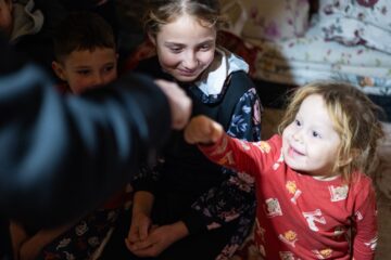 150 de pachete pentru copiii din județele Botoșani și Suceava, împărțite  în Ajun de Crăciun