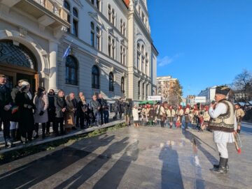 Gheorghe Șoldan și personalități sportive și academice din județ i-au întâmpinat pe urătorii de la Festivalul „Obiceiuri de Iarnă” din Suceava
