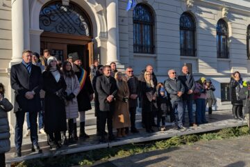 Gheorghe Șoldan și personalități sportive și academice din județ i-au întâmpinat pe urătorii de la Festivalul „Obiceiuri de Iarnă” din Suceava