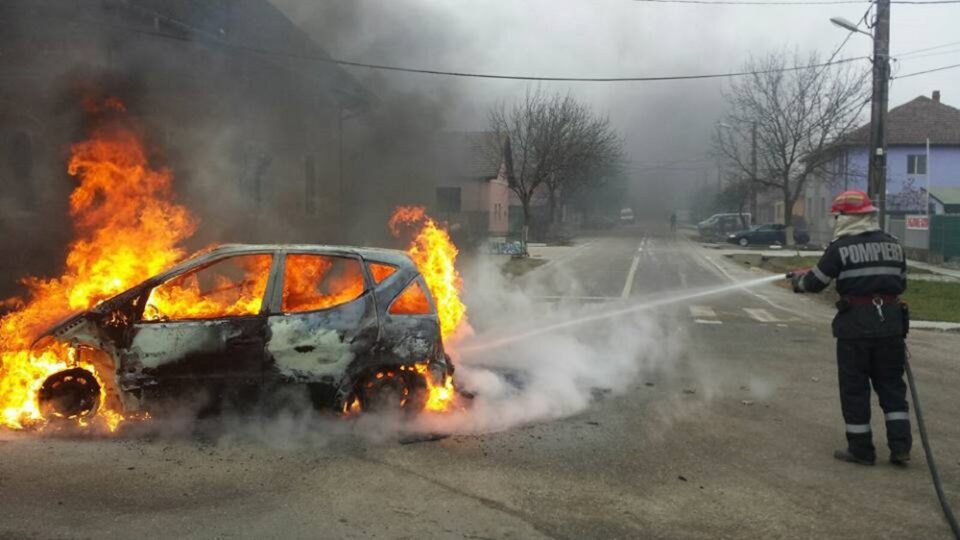 Un incendiu izbucnit la o mașină s-a propagat și la o anexă și doar intervenția rapidă a pompierilor a limitat pagubele