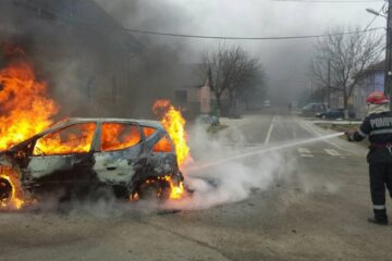 Un incendiu izbucnit la o mașină s-a propagat și la o anexă și doar intervenția rapidă a pompierilor a limitat pagubele