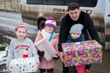 150 de pachete pentru copiii din județele Botoșani și Suceava, împărțite  în Ajun de Crăciun