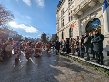 Gheorghe Șoldan și personalități sportive și academice din județ i-au întâmpinat pe urătorii de la Festivalul „Obiceiuri de Iarnă” din Suceava