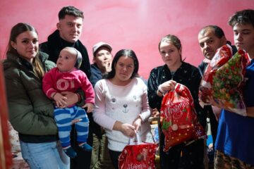 150 de pachete pentru copiii din județele Botoșani și Suceava, împărțite  în Ajun de Crăciun