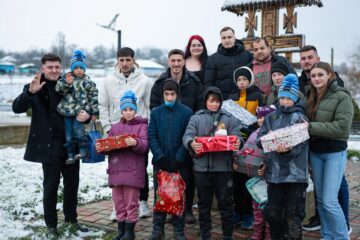 150 de pachete pentru copiii din județele Botoșani și Suceava, împărțite  în Ajun de Crăciun