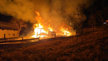 Distrugeri mari după un puternic incendiu izbucnit sâmbătă seară