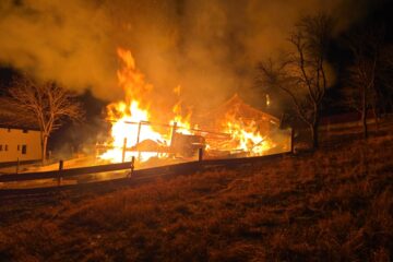 Distrugeri mari după un puternic incendiu izbucnit sâmbătă seară