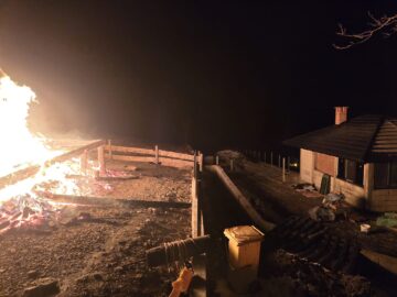 Distrugeri mari după un puternic incendiu izbucnit sâmbătă seară