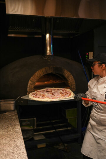 De aproape opt ani, secretul pizzei de la Restaurantul Bucovina începe chiar la sursă