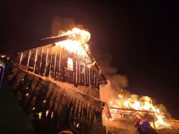 Distrugeri mari după un puternic incendiu izbucnit sâmbătă seară