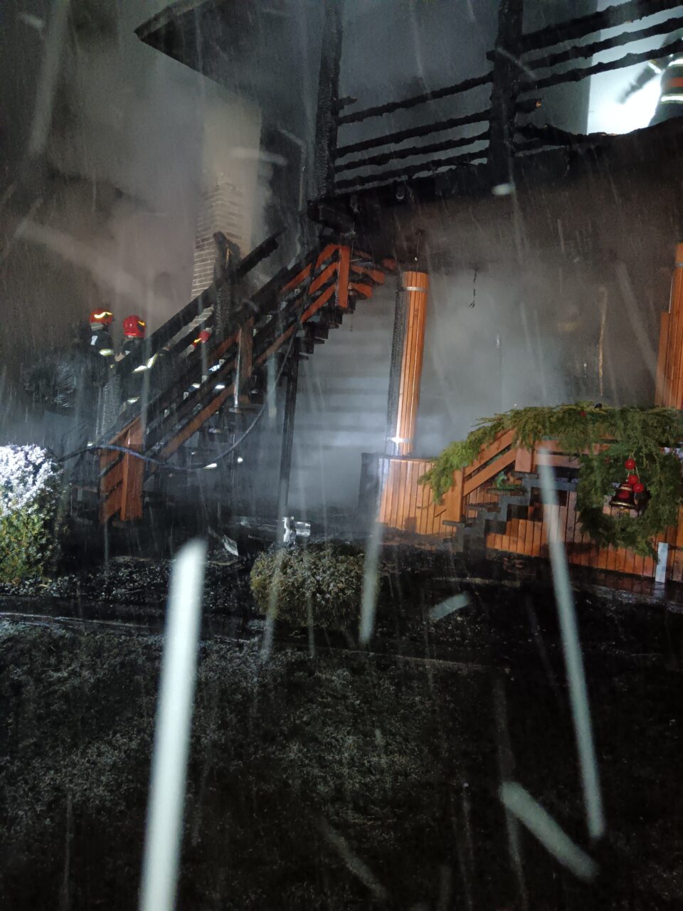 Mobilizare mare de forțe pentru stingerea unui incendiu izbucnit în plină noapte