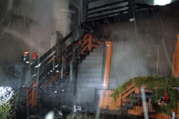 Mobilizare mare de forțe pentru stingerea unui incendiu izbucnit în plină noapte