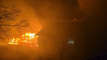 Distrugeri mari după un puternic incendiu izbucnit sâmbătă seară