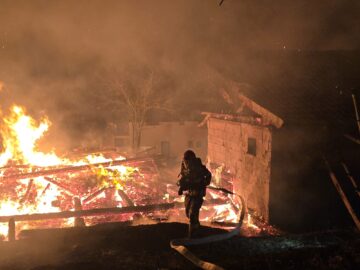 Distrugeri mari după un puternic incendiu izbucnit sâmbătă seară