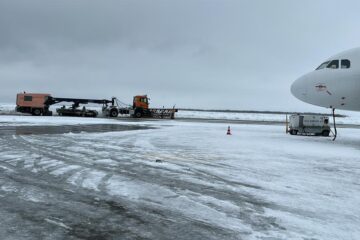 Aterizările și decolările la aeroportul din Suceava s-au desfășurat normal, în ciuda viscolului