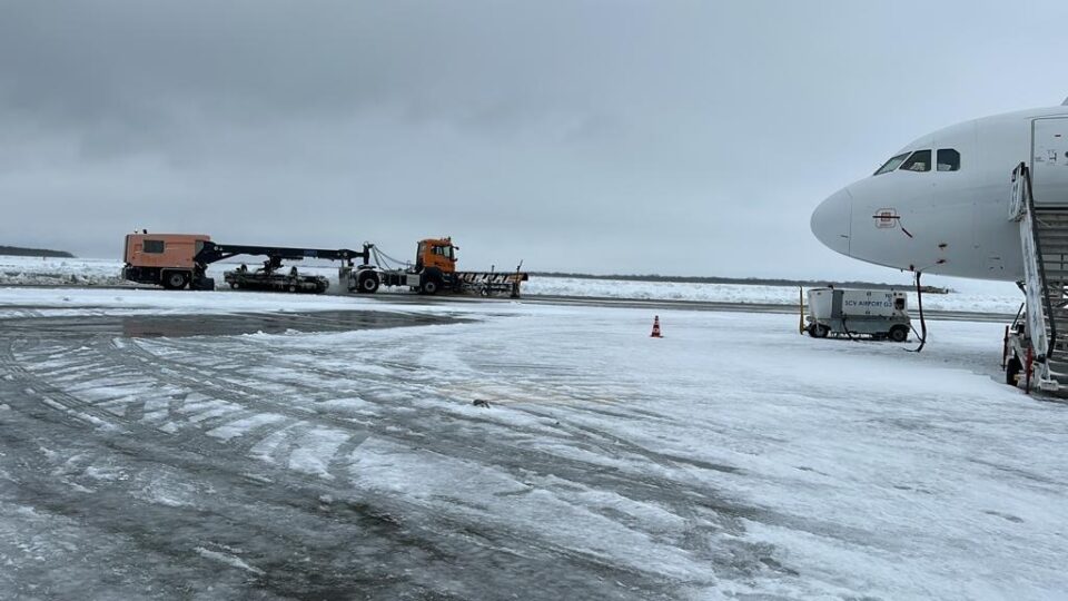 Aterizările și decolările la aeroportul din Suceava s-au desfășurat normal, în ciuda viscolului Aterizările și decolările la aeroportul din Suceava s-au desfășurat normal, în ciuda viscolului