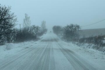 Peste 11.000 de km de drum curățat de utilajele de deszăpezire, în perioada de cod de viscol și ninsoare