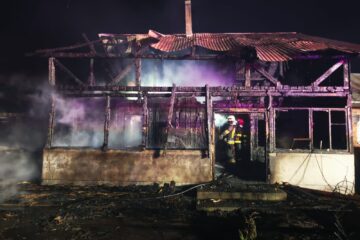 Un incendiu de neoprit din cauza vântului a făcut prăpăd într-o gospodărie. Nu au putut fi salvate nici măcar animalele din șură Un incendiu de neoprit din cauza vântului a făcut prăpăd într-o gospodărie. Nu au putut fi salvate nici măcar animalele din șură