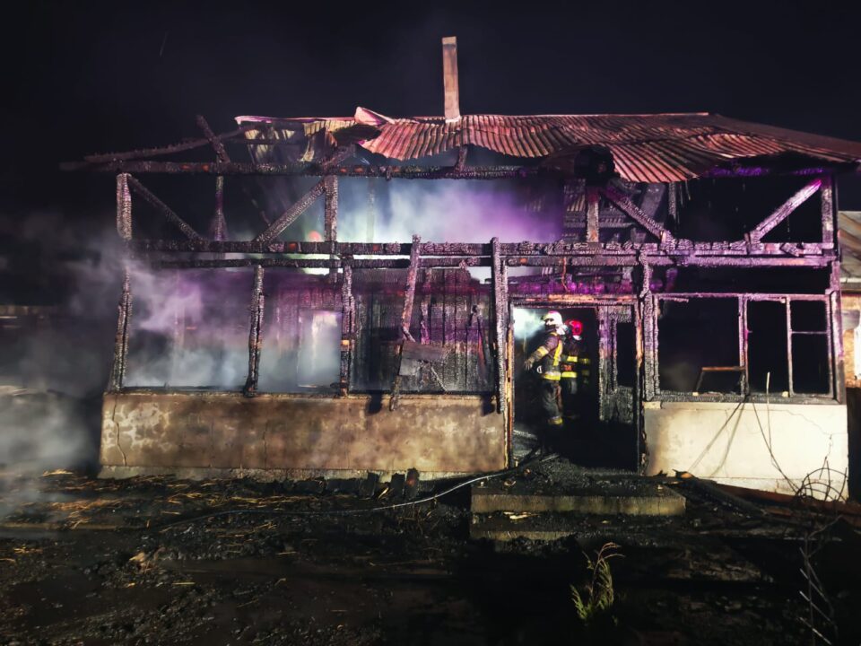 Un incendiu de neoprit din cauza vântului a făcut prăpăd într-o gospodărie. Nu au putut fi salvate nici măcar animalele din șură
