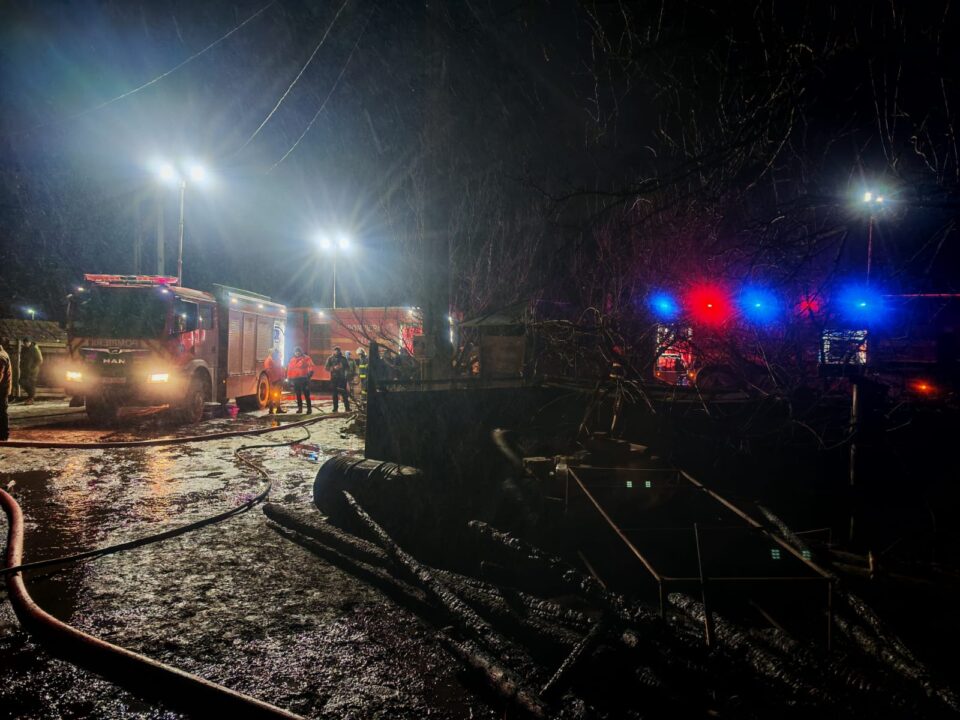 Un incendiu de neoprit din cauza vântului a făcut prăpăd într-o gospodărie. Nu au putut fi salvate nici măcar animalele din șură