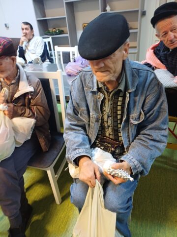 Elevi de la Școala Gimnazială „Aurelian Stanciu” Salcea au colindat și au oferit daruri bătrânilor