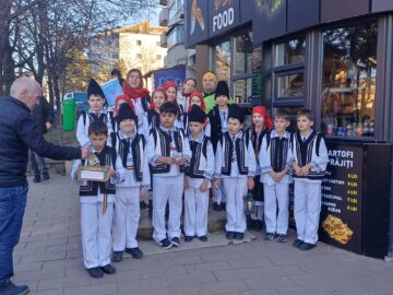 Elevi de la Școala Gimnazială „Aurelian Stanciu” Salcea au colindat și au oferit daruri bătrânilor