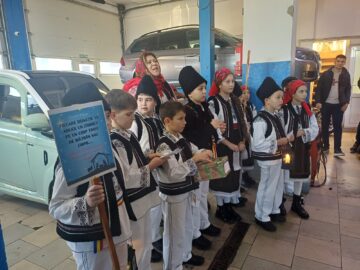 Elevi de la Școala Gimnazială „Aurelian Stanciu” Salcea au colindat și au oferit daruri bătrânilor