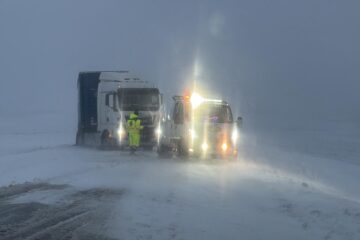 Peste 11.000 de km de drum curățat de utilajele de deszăpezire, în perioada de cod de viscol și ninsoare