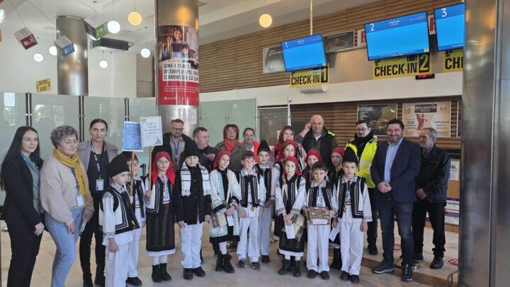 Elevi de la Școala Gimnazială „Aurelian Stanciu” Salcea au colindat și au oferit daruri bătrânilor