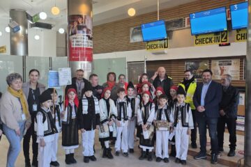 Elevi de la Școala Gimnazială „Aurelian Stanciu” Salcea au colindat și au oferit daruri bătrânilor