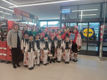 Elevi de la Școala Gimnazială „Aurelian Stanciu” Salcea au colindat și au oferit daruri bătrânilor