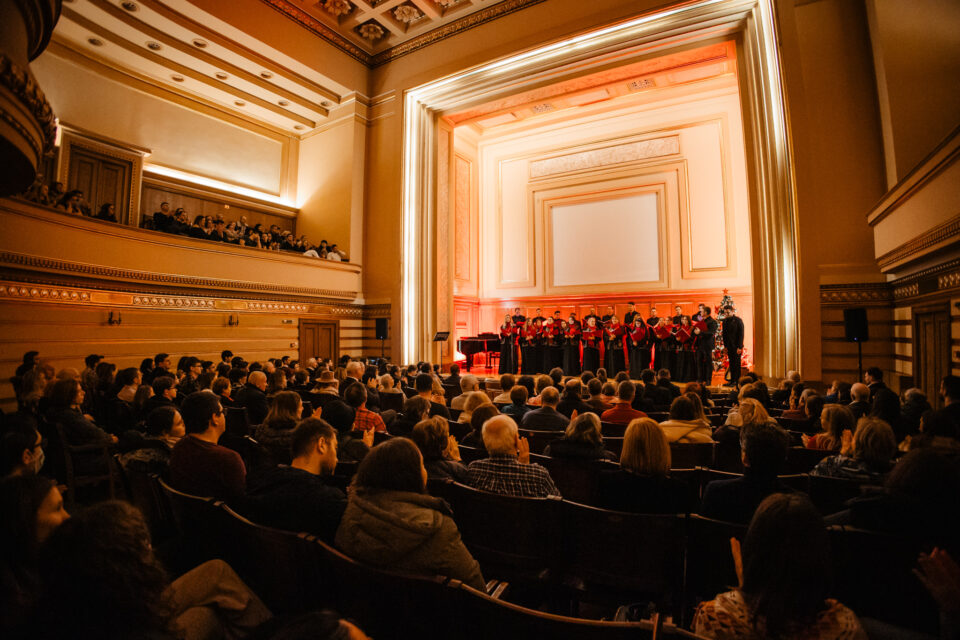 Opt concerte, șapte orașe, săli arhipline, bilanțul primului turneu național de Crăciun susținut de Corala „Ciprian Porumbescu”