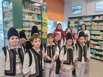 Elevi de la Școala Gimnazială „Aurelian Stanciu” Salcea au colindat și au oferit daruri bătrânilor