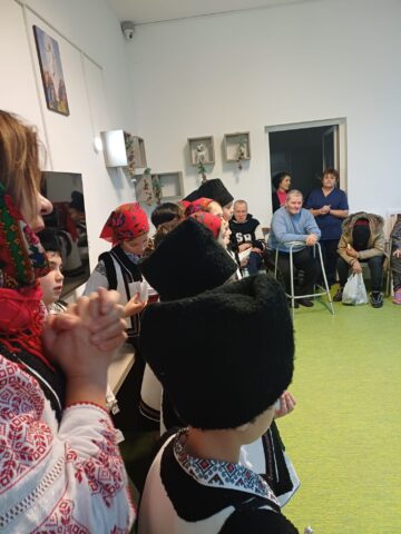 Elevi de la Școala Gimnazială „Aurelian Stanciu” Salcea au colindat și au oferit daruri bătrânilor